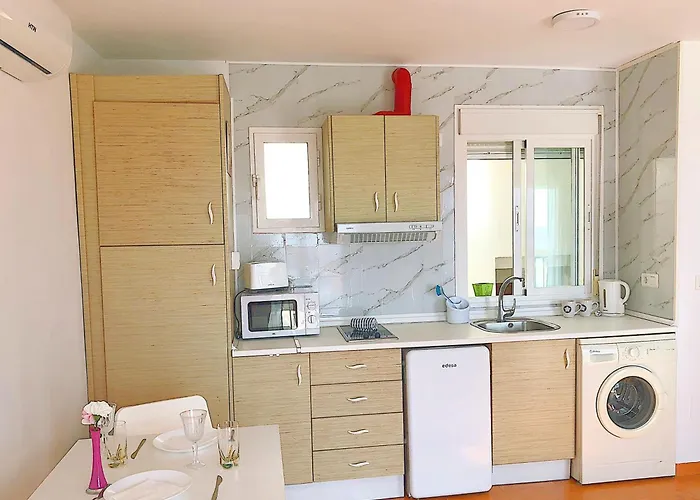 Center I Terrace Sea View شقة نيرخا